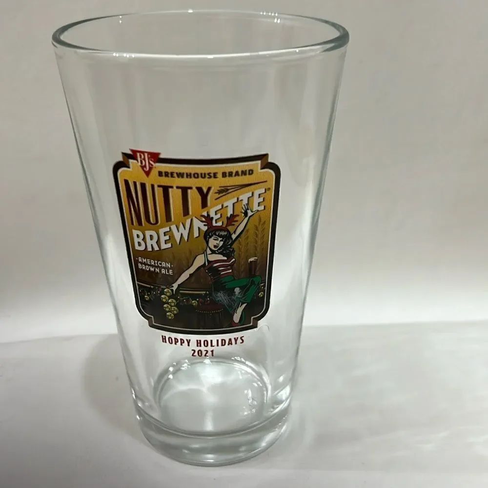 Nutty Brewnette Pint Beer Glass BJ’s Brewhouse 5 3/4 Tall 3 1/4 Round Brown Ale